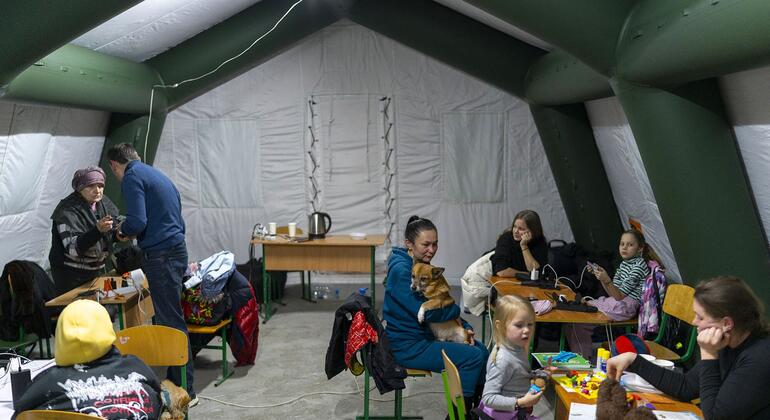 Специальная палатка в Киеве, в которой люди могут согреться и зарядить телефоны. 